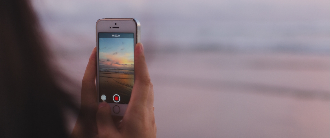Une femme prend en vidéo l'horizon