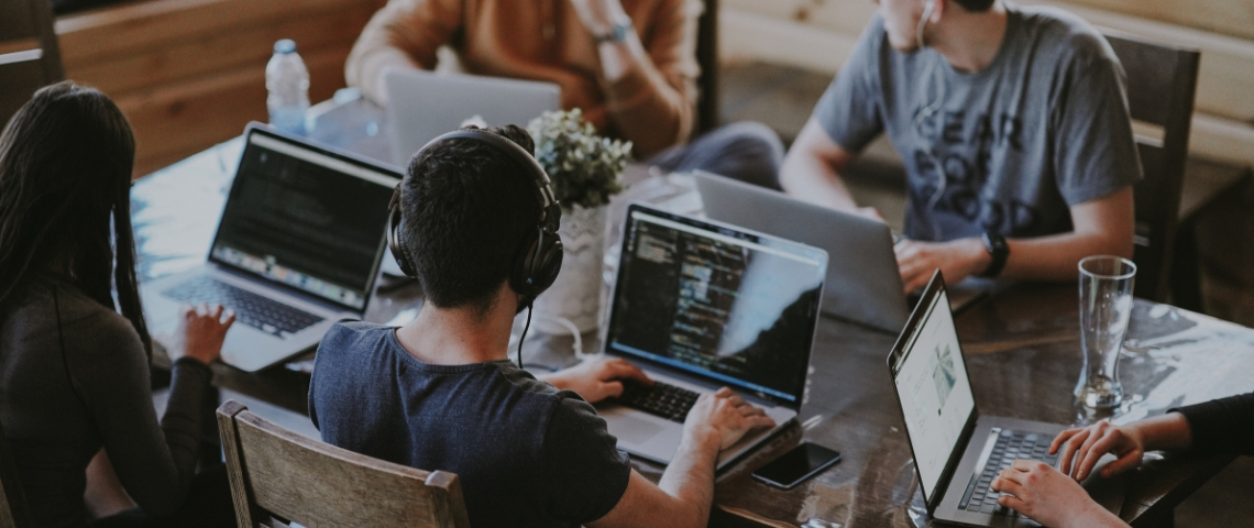 Le wagon ouvre un troisième campus en Chine Des hommes en train de coder sur des ordinateurs portables