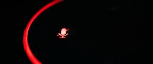 enceinte connectée qui émet une lumière rouge.