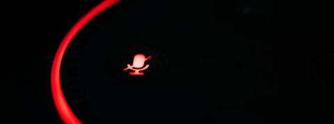 assistants vocaux sexistes enceinte connectée qui émet une lumière rouge.