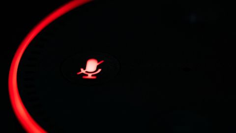 assistants vocaux sexistes enceinte connectée qui émet une lumière rouge.