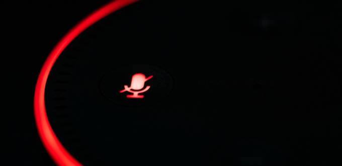 enceinte connectée qui émet une lumière rouge.