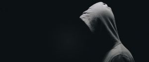Homme à capuche grise sur fond noir