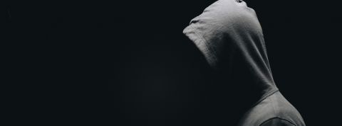 Mode sombre appli Homme à capuche grise sur fond noir