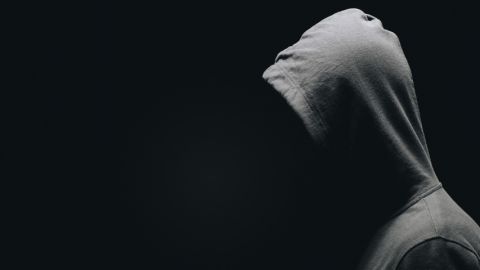 Homme à capuche grise sur fond noir