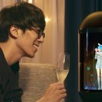un homme japonais trinque avec un holograme