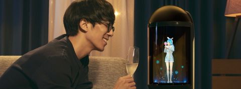 Arrêter de faire amis-amis avec les IA un homme japonais trinque avec un holograme