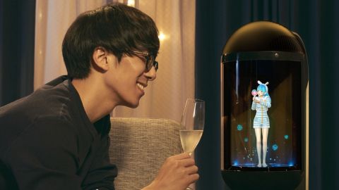 un homme japonais trinque avec un holograme