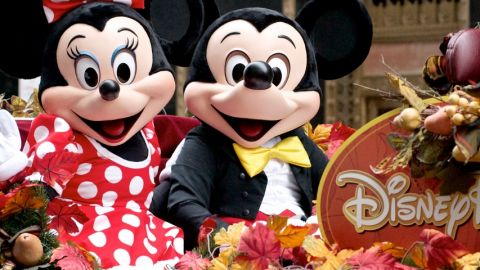 Minnie et Mickey sur un char à Disneyland Paris