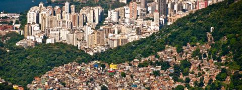 société du numérique inégalité Vue aérienne de Rio de Janeiro. Les buildings et les bidonvilles sont séparés par la forêt.