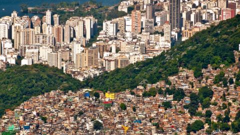 Vue aérienne de Rio de Janeiro. Les buildings et les bidonvilles sont séparés par la forêt.