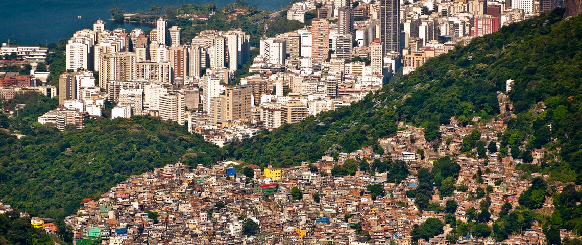 société du numérique inégalité Vue aérienne de Rio de Janeiro. Les buildings et les bidonvilles sont séparés par la forêt.