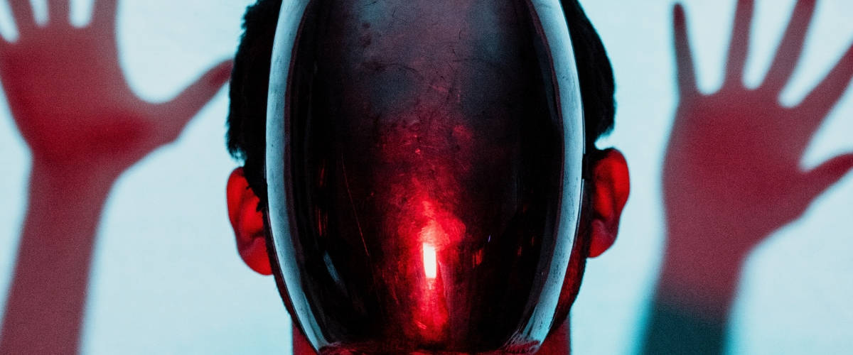 Le comité d'éthique sur l'I.A de Google Un homme avec un masque noir et une lumière rouge sur la tête