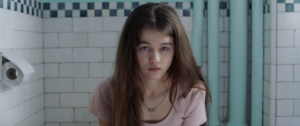 Always lance une campagne contre le précarité menstruelle Une fille aux toilettes