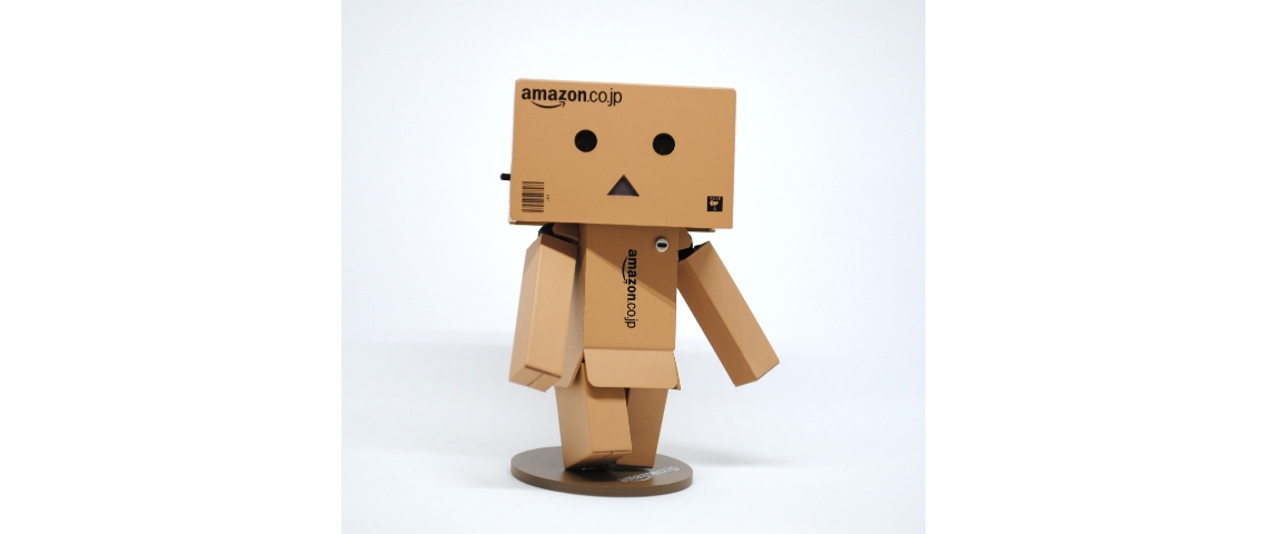 Amazon autorise enfin la concurrence Un bonhomme en cartons Amazon