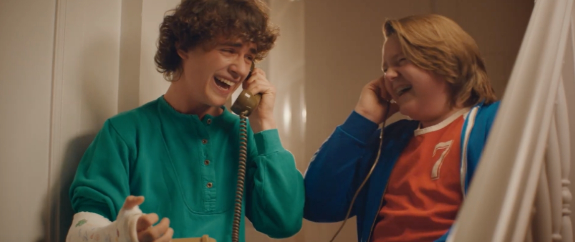 Atol jour mise sur la nostalgie Deux adolescents avec des téléphones filaires