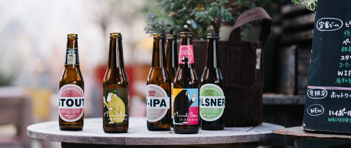 LinkedIn ouvre un pub à Londres Des bouteilles de bière sur une table