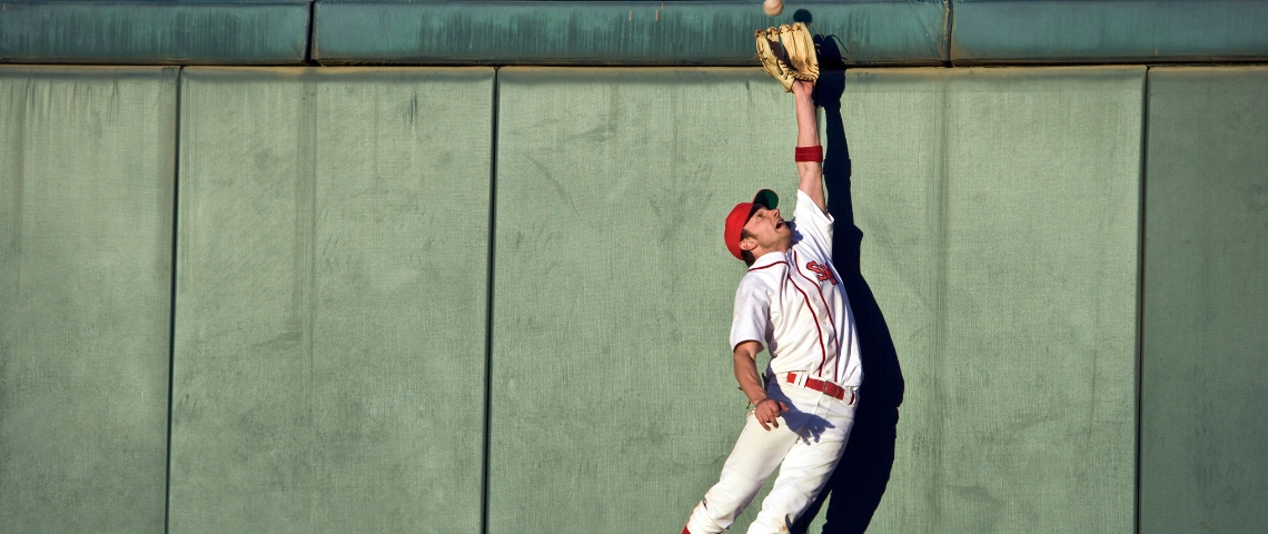 Comment générer des leads en ligne ? Un joueur de baseball qui essaie d'attraper une balle