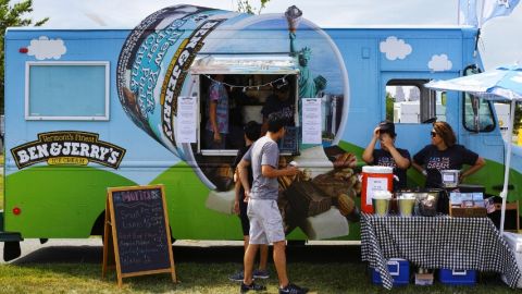 Un camion de glaces ben & jerry's