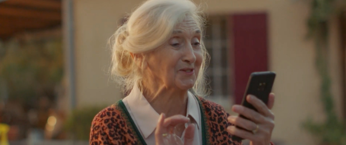 Bouygues présente sa nouvelle publicité Une grand-mère qui parle à son smartphone