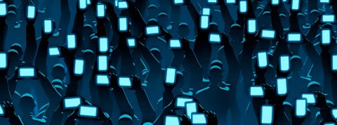 Foule de personnes avec smartphones