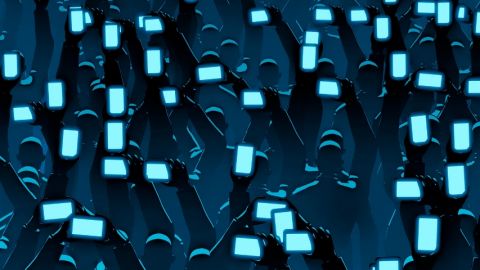 Foule de personnes avec smartphones