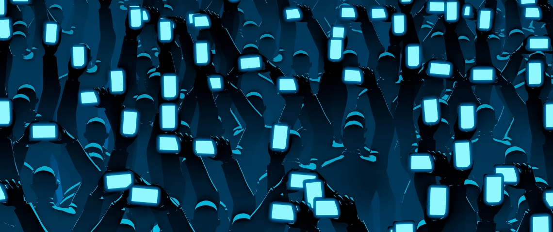 Foule de personnes avec smartphones