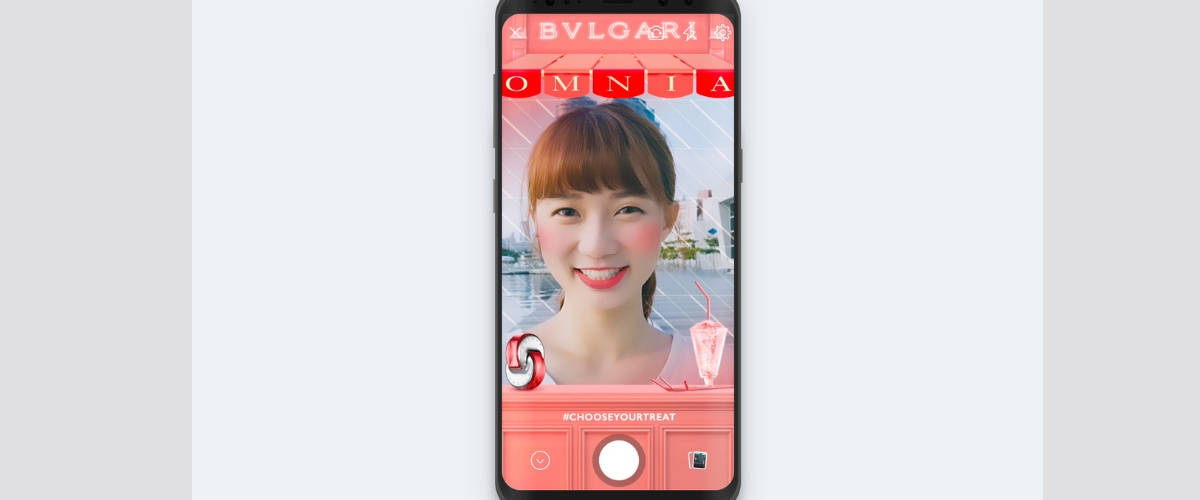 Bulgari fait découvrir son nouveau parfum grâce à la réalité augmentée Un smartphone avec le filtre Bulgari