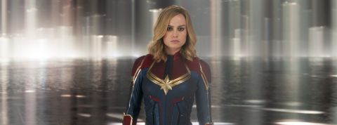 captain marvel dans : la lutte finale contre les trolls une femme blonde dans une caverne