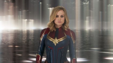 une femme blonde dans une caverne