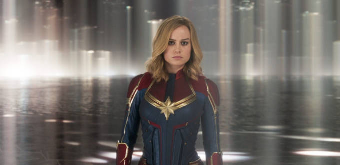 une femme blonde dans une caverne