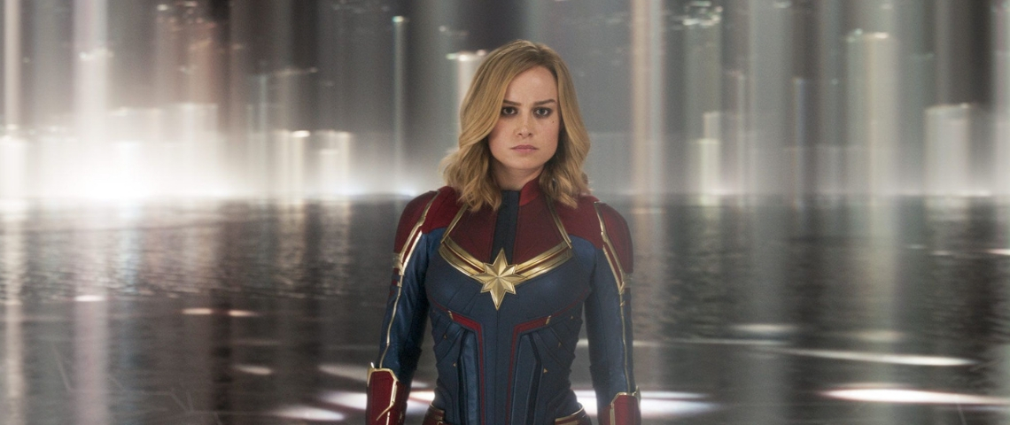 captain marvel dans : la lutte finale contre les trolls une femme blonde dans une caverne