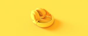 Un casque de musique jaune sur fond jaune