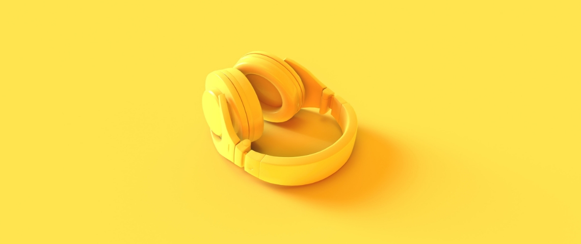 La musique peut vous rendre plus productif ou vous déconcentrer Un casque de musique jaune sur fond jaune