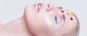 Une femme avec des cristaux sur le visage
