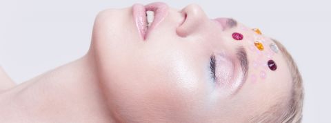Tendance beauté Instagram : les cristaux Une femme avec des cristaux sur le visage