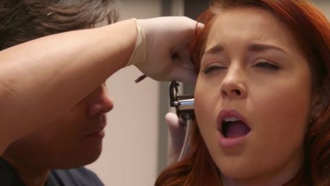 une femme se fait nettoyer les oreilles