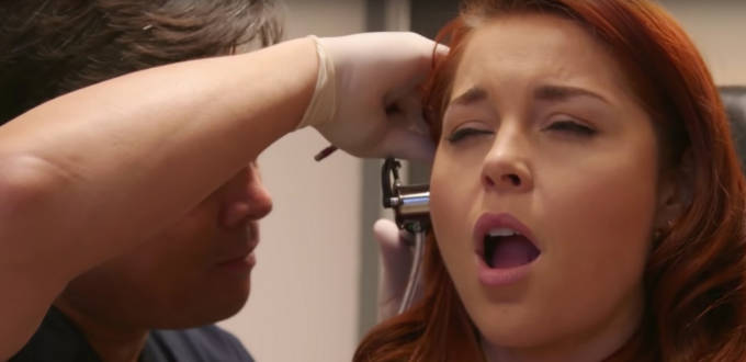 une femme se fait nettoyer les oreilles