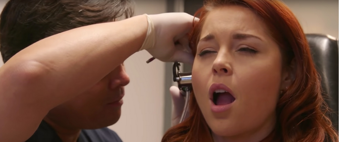 Enlever des bouchons de cire, la tendance dégueu qui vous fait du bien une femme se fait nettoyer les oreilles