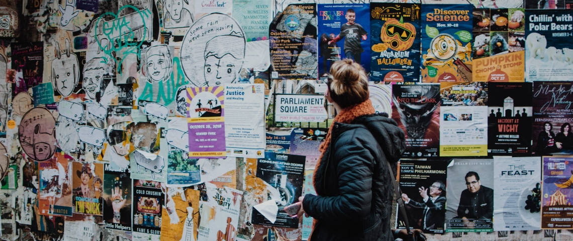 Discord, le réseau social qui vous offre l'embarras du choix Une femme passe devant un mur rempli d'affiche