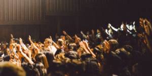 assemblée de personnes levant la main