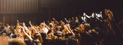 Grand barouf numérique, j'ai été député assemblée de personnes levant la main