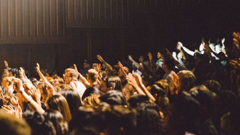 assemblée de personnes levant la main