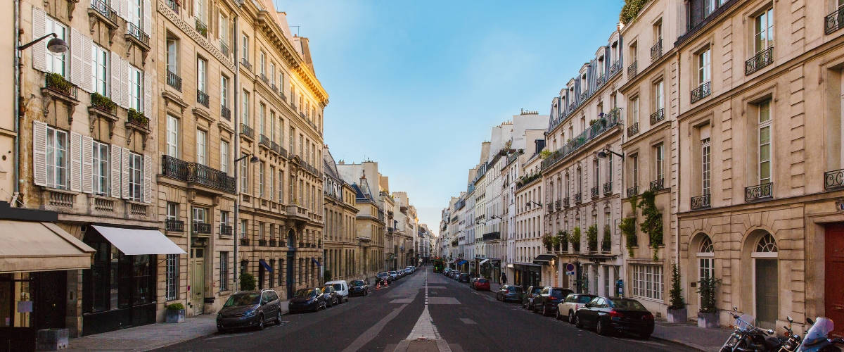 Comment redonner vie à un magasin déserté ? Une avenue parisienne vide