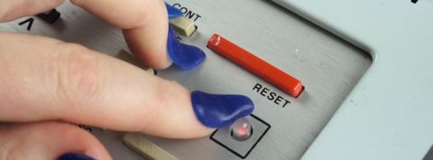 Computer Grrrls, l’expo qui veut en finir avec les « boy’s clubs » de la tech des ongles de femmes sur un appareil tech