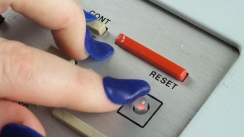 des ongles de femmes sur un appareil tech