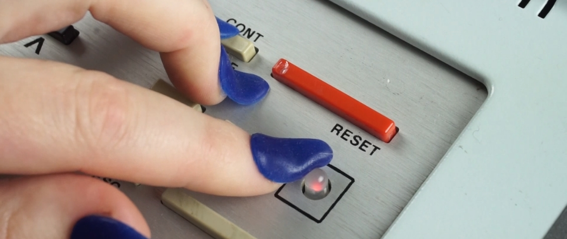 Computer Grrrls, l’expo qui veut en finir avec les « boy’s clubs » de la tech des ongles de femmes sur un appareil tech