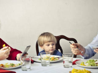 Les familles passent plus de temps ensemble... mais derrière leurs écrans