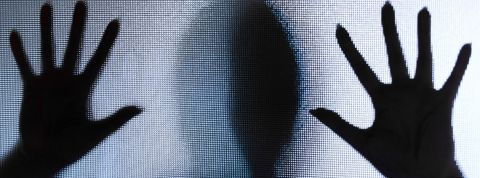 Harcèlement en agence : « Une seule solution, la démission » mains d'une femme sur une vitre