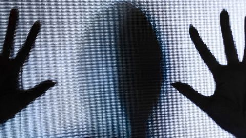 mains d'une femme sur une vitre